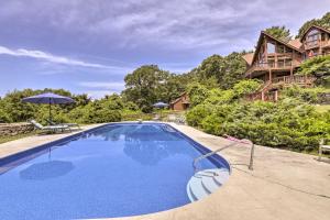 בריכת השחייה שנמצאת ב-Cozy Studio Indoor Hot Tub and Inground Pool Access או באזור
