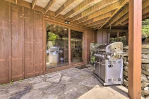 תמונה מהגלריה של Cozy Studio Indoor Hot Tub and Inground Pool Access באונקסוויל