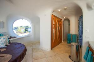 una camera da letto con un letto, una finestra e una porta di Ocean Villa at Swan Villas Gold Standard Certified a Maya Beach