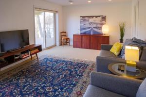 a living room with a couch and a tv at Chase Creek Retreat in Annapolis
