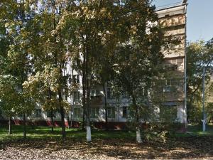 un grupo de árboles frente a un edificio en ApartLux Kuzminki, en Moscú