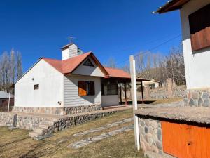 eine kleine weiße Kirche mit rotem Dach in der Unterkunft Cabañas del Sol in Potrerillos