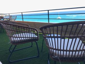 2 stoelen en een tafel op een balkon met uitzicht op het water bij Panoramic sea view Lloret de Mar in Lloret de Mar