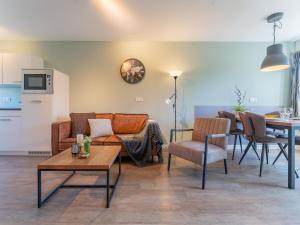 sala de estar con sofá y mesa en Tiny house Koolmees en Hulshorst