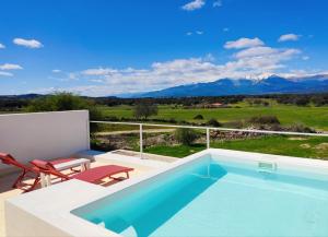 a villa with a swimming pool and mountains at Estrellas de Gredos in Arenas de San Pedro