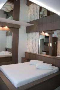 a bedroom with a bed and a large mirror at Motel Chevalier in Lages