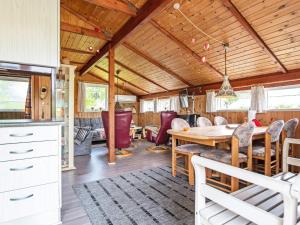 Ein Restaurant oder anderes Speiselokal in der Unterkunft 5 person holiday home in Juelsminde 