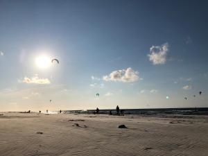 een groep mensen die vliegeren op het strand bij Apartamenty Poproszę Nad Morze in Jastrzębia Góra +7 foto's