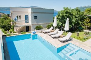 נוף של הבריכה ב-1-Bed large Apartment in Tivat swiming pool או בסביבה