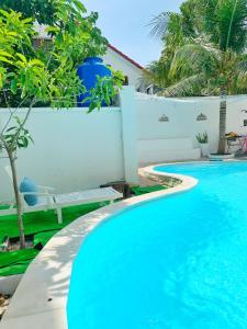 una piscina en un patio trasero con una valla blanca en 4 Bedrooms Villa in Vung Tau- The Green Mountain Villa in Vung Tau, en Vung Tau