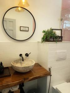 Un baño con un lavabo de piedra y un espejo. en 4 Bedrooms Villa in Vung Tau- The Green Mountain Villa in Vung Tau, en Vung Tau 27 fotos más