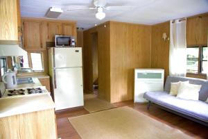 Il comprend une cuisine équipée d'un réfrigérateur et un canapé. dans l'établissement Cozy 3BDR Pocono Mountain House, à Gouldsboro