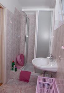 a bathroom with a sink and a shower at Willa Jastrząb in Jastrzębia Góra