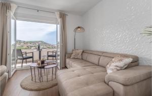 salon z kanapą i dużym oknem w obiekcie Cozy Apartment In Klenovica With Wifi w mieście Klenovica