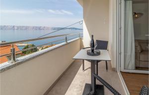 balkon ze stołem i widokiem na wodę w obiekcie Cozy Apartment In Klenovica With Wifi w mieście Klenovica +12 zdjęć