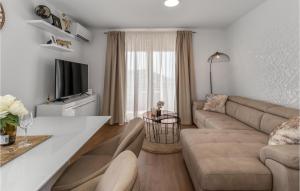 Posezení v ubytování 1 Bedroom Nice Apartment In Klenovica