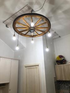 un ventilatore a soffitto con luci in camera di Le Dimore di TOTIGGIA 2.0 a Cannole