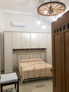una camera da letto con letto, armadi bianchi e soffitto di Le Dimore di TOTIGGIA 2.0 a Cannole