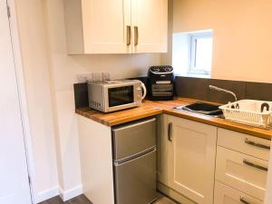 Kitchen o kitchenette sa Deers Leap, A modern new personal double bedroom holiday let in The Forest Of Dean