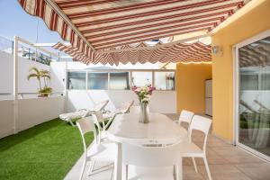 Patio lub wspólna przestrzeń na świeżym powietrzu w obiekcie Family Home near Ocean Los Cristianos LoveTenerife