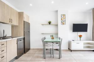 Kuchnia lub aneks kuchenny w obiekcie Family Home near Ocean Los Cristianos LoveTenerife