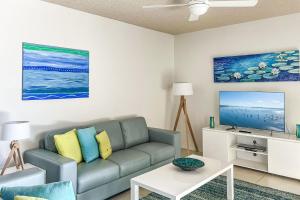 TV a/nebo společenská místnost v ubytování Kiah 8, 53 Victoria Parade - Stunning water views, Wifi & Air Con