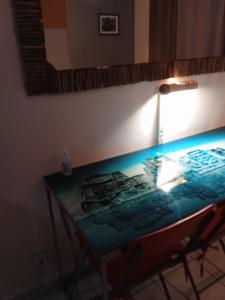 una mesa con una lámpara encima en appartement Callebasse, en Cayenne