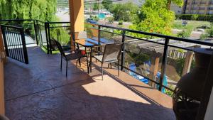 奧索尤斯的住宿－Sahara Suites，阳台配有桌椅。