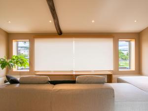 um quarto com uma grande janela e uma cama grande em Shirasagi Kyoto em Quioto