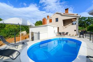 Bazén v ubytování Apartment Paradiz nebo v jeho okolí