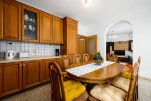 Kuchyň nebo kuchyňský kout v ubytování Apartment Paradiz