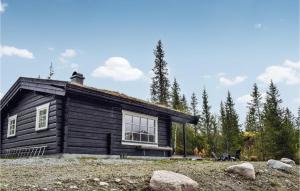 a small log cabin in the woods at 2 Bedroom Gorgeous Home In Eggedal in Haglebu