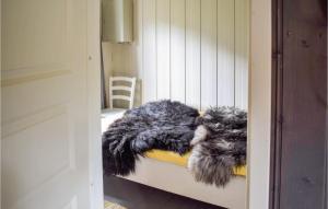 uma cama com um cobertor peludo em Nice Home In Eggedal With Kitchenette em Haglebu