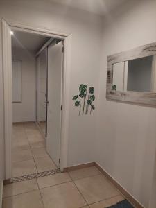 un pasillo vacío con una puerta y un espejo en APART OTERO en Ushuaia