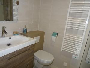 Kúpeľňa v ubytovaní Studio 3* avec Alcôve, Balcon Face Mer, Plage à 150m - Les Sables-d'Olonne - FR-1-92-921
