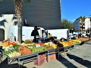 eine Auslage mit Obst und Gemüse auf einem Markt in der Unterkunft Appartement T2 climatisé à Cavalaire, parking privé, proche centre et plages, balcon au calme - FR-1-226B-110 in Cavalaire-sur-Mer + 3 Fotos
