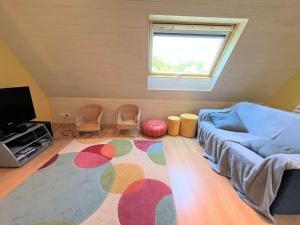 salon z kanapą i dywanem w obiekcie Grande maison familiale à 800m de la plage de Kermor avec jardin - FR-1-481-122 w mieście Combrit