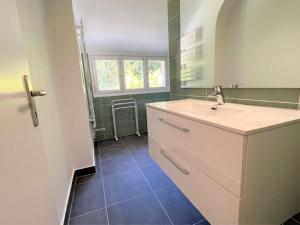 łazienka z umywalką i lustrem w obiekcie Grande maison familiale à 800m de la plage de Kermor avec jardin - FR-1-481-122 w mieście Combrit +21 zdjęć