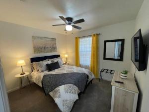 Postel nebo postele na pokoji v ubytování Sunrise Experience w/King Size Bed & Pet Friendly