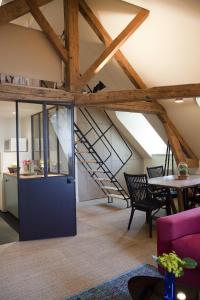 d'un salon avec une mezzanine accessible par un escalier. dans l'établissement Les Appartements d'Alexandre, au Palais