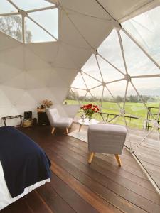 Posezení v ubytování MAUNA Glamping