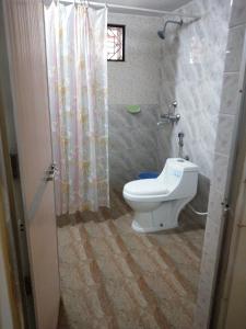 A bathroom at AlexMarie Holiday Homes Apartments 5 min to Candolim Beach