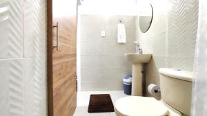 a small bathroom with a toilet and a shower at Walena Hotel in Ríohacha