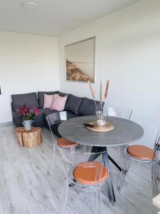 salon ze stołem i kanapą w obiekcie Apartment Fischkoker mit Meerblick und Pool w mieście Dahme