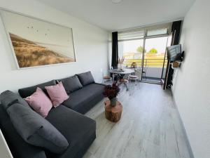 a living room with a couch and a table at Apartment Fischkoker mit Meerblick und Pool in Dahme