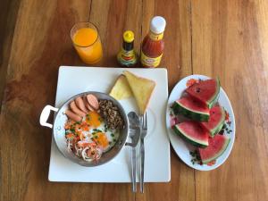 烏泰他尼府的住宿－บ้านกลางเกาะ รีสอร์ท，包括一碗鸡蛋和烤面包的早餐食品