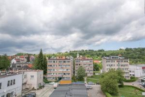 uma vista para uma cidade com edifícios e árvores em Duszniki Zdrój 1 em Duszniki Zdrój