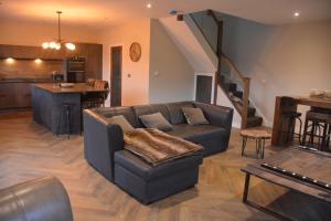 a living room with a couch and a kitchen at The Bunkhouse - 2 bedroom home with parking in Worcester
