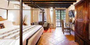 Postel nebo postele na pokoji v ubytování Hacienda El Santuario San Miguel de Allende + 37 fotografií