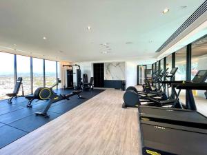 ein Fitnessstudio mit einem Haufen Laufbänder und Trainingsgeräten in der Unterkunft Luxury Oceanview 2beds serviced apt 47F in Gold Coast